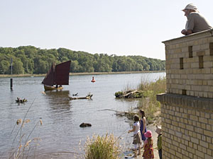 Das Zeesenboot mit den ersten Orgelpfeifen an Bord nähert sich dem Port von Sacrow 