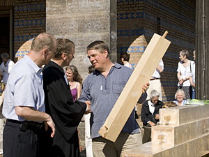Kristian Wegscheider (rechts) überreicht eine der Pfeifen an Pfarrer Wizisla (mitte) 